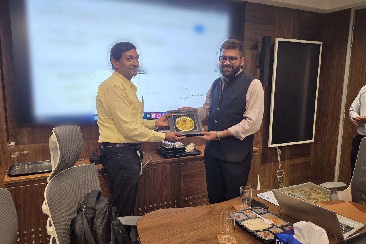 Tushar Tanmay, CEO of Advantrix Consulting, presents a token of appreciation to K Selva Pandian of Mahanagar Gas