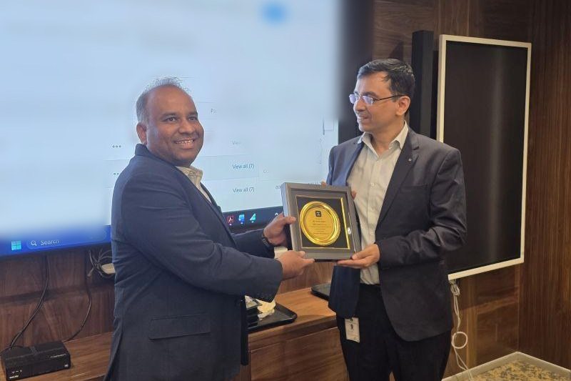 Rohit Bhansali, CTO of Advantrix Consulting, presents a token of appreciation to Kedar Gadre of Mahanagar Gas